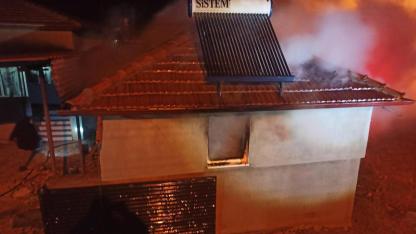 Afyon’da Köy evinde çıkan yangın korkuttu