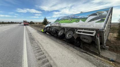 Afyon’da Peynir Yüklü Kamyon Yan Yattı!