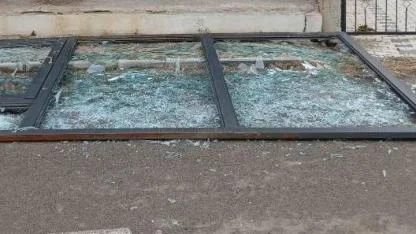 Afyon’da Şiddetli Rüzgâr Camlı Çerçeveyi Yerinden Söktü!