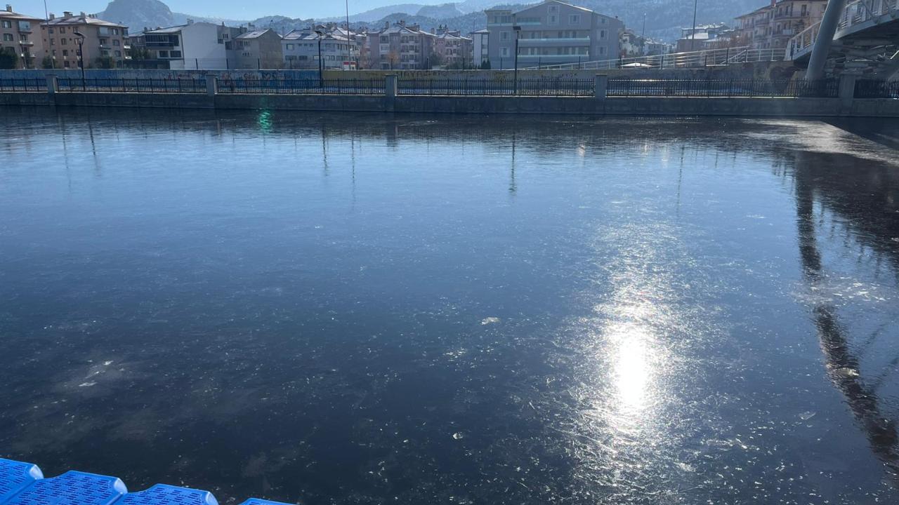 Afyon’da Soğuk Hava Etkisini Artırdı: Süs Havuzları ve Akarçay Buz Tuttu
