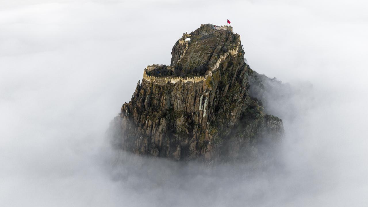 Afyonkarahisar Kalesi Sisler Arasında Görüntülendi