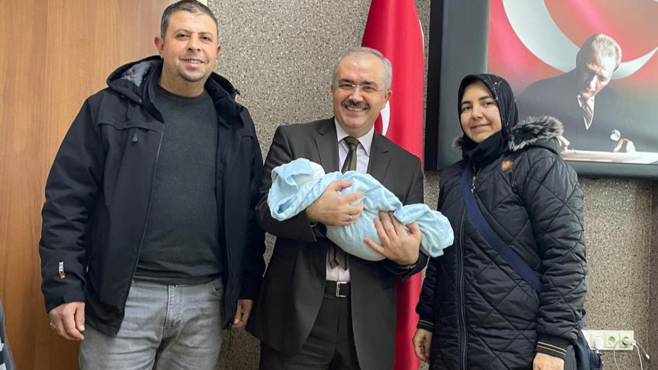 Afyonkarahisar’da Devlet Himayesindeki Bebek Sıcak Yuvasına Kavuştu