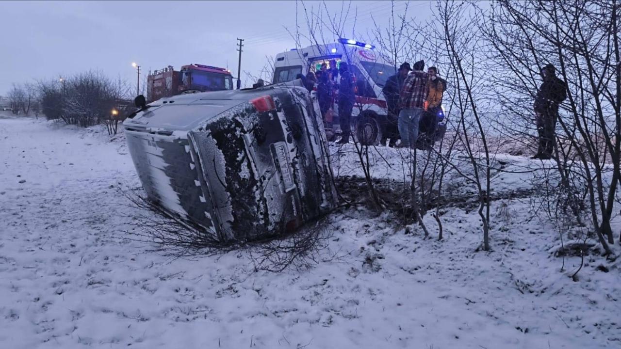 Afyonkarahisar'da Minibüs Tarlaya Devrildi! 5 Kişi Yaralandı