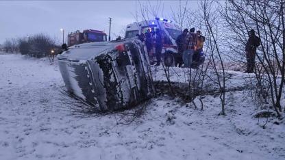 Afyonkarahisar'da Minibüs Tarlaya Devrildi! 5 Kişi Yaralandı