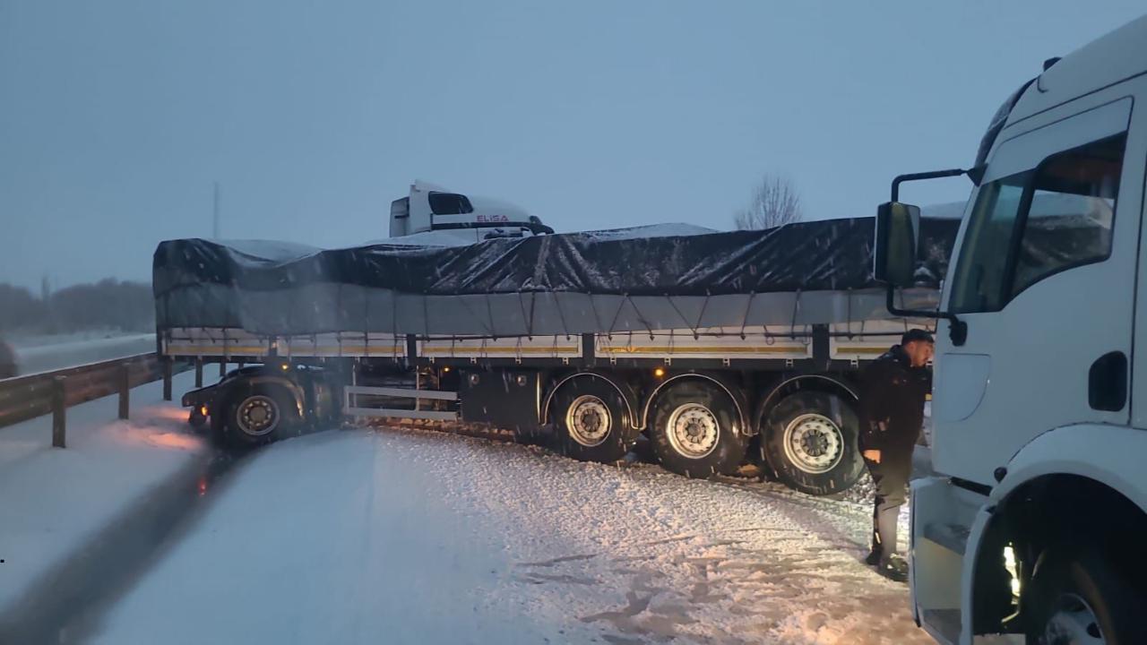 Afyon’un Yüksek Kesimlerinde Kar Yağışı Ulaşımı Aksattı