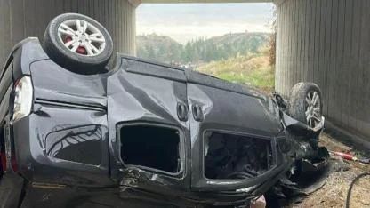 Araç otoyol köprüsünden düştü: 2 ölü, 3 yaralı