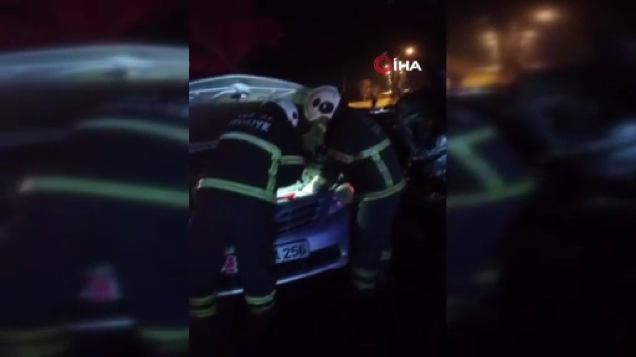 Aydınlatma Direğine Çarpan Araç Hurdaya Döndü: Yaralılar Var