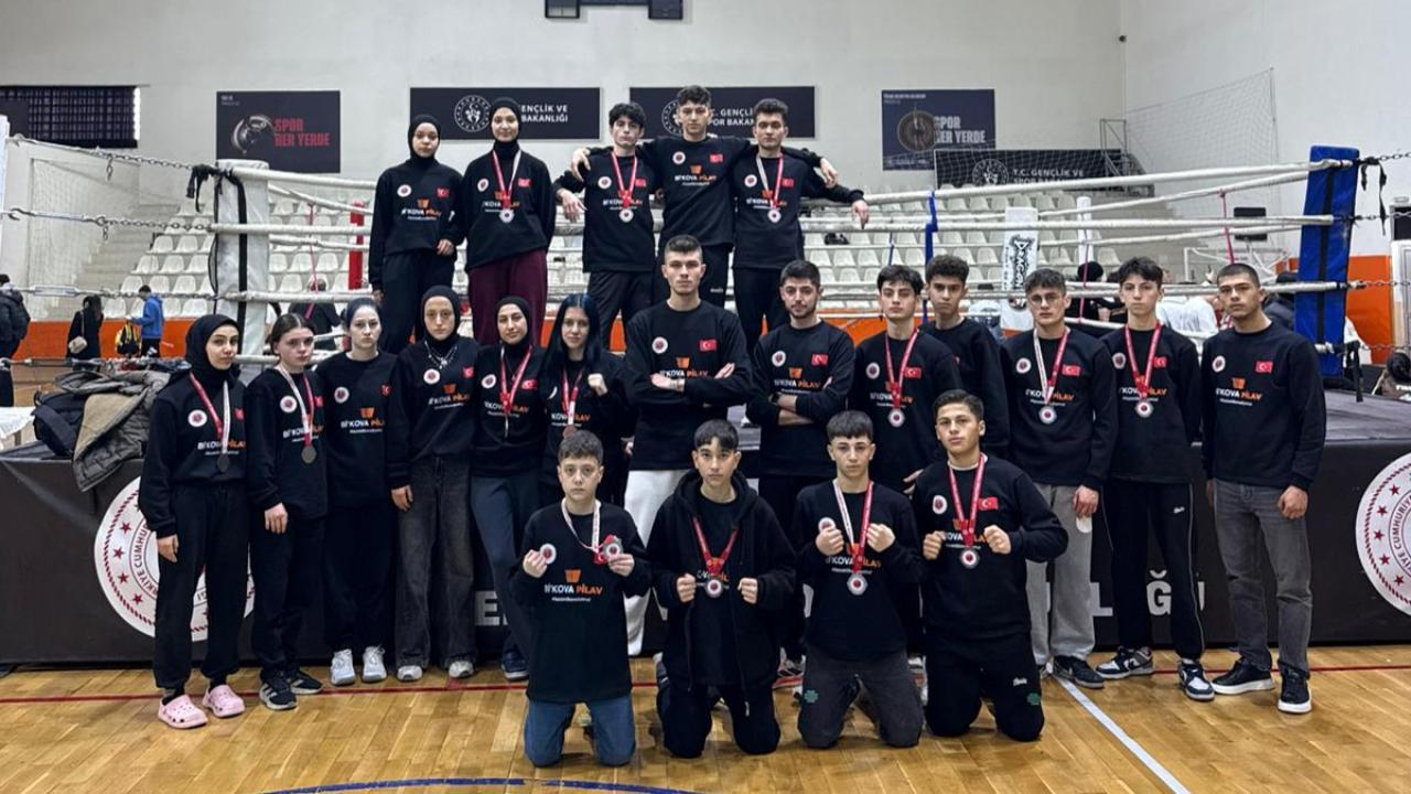 Batuhan Şanlı ve Öğrencilerinden İzmir’de Madalya Şovu