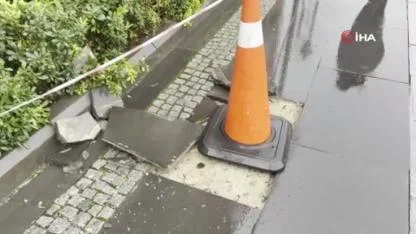 Bir Kadın Fırtınada Devrilen Tabelanın Altında Kaldı