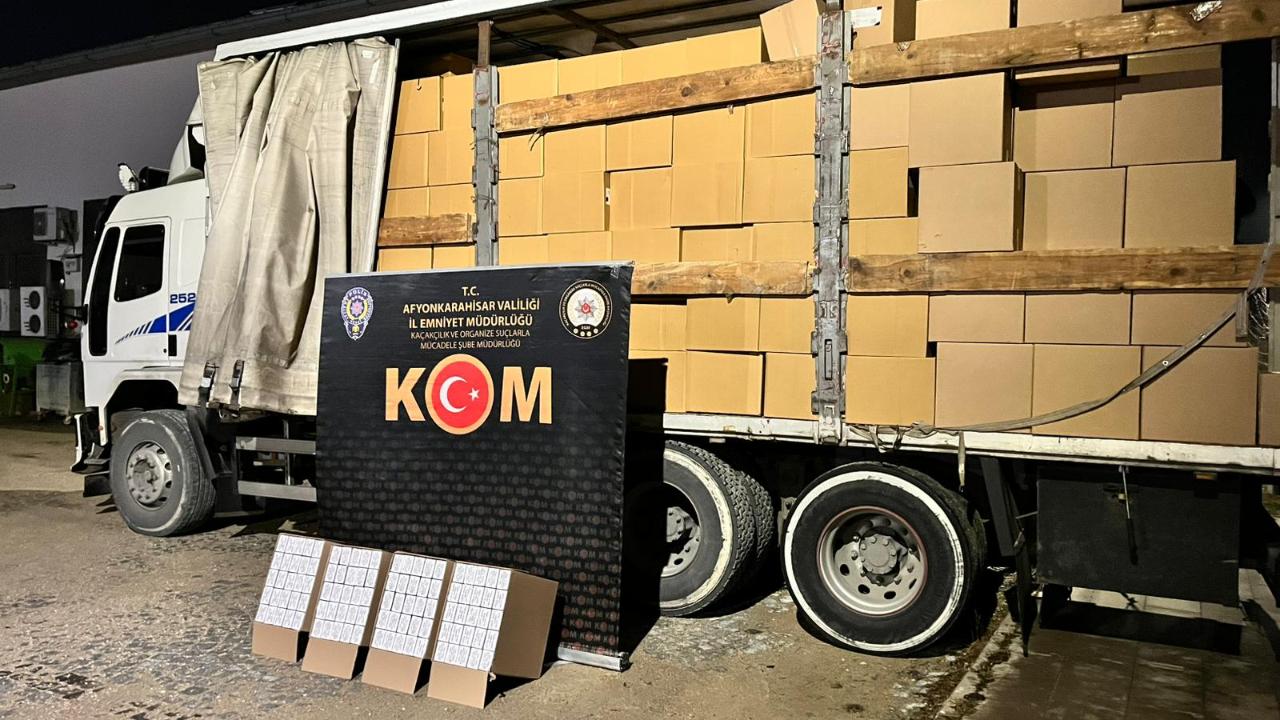 Bir kamyondan 6 milyon 190 bin sahte makaron yakalandı