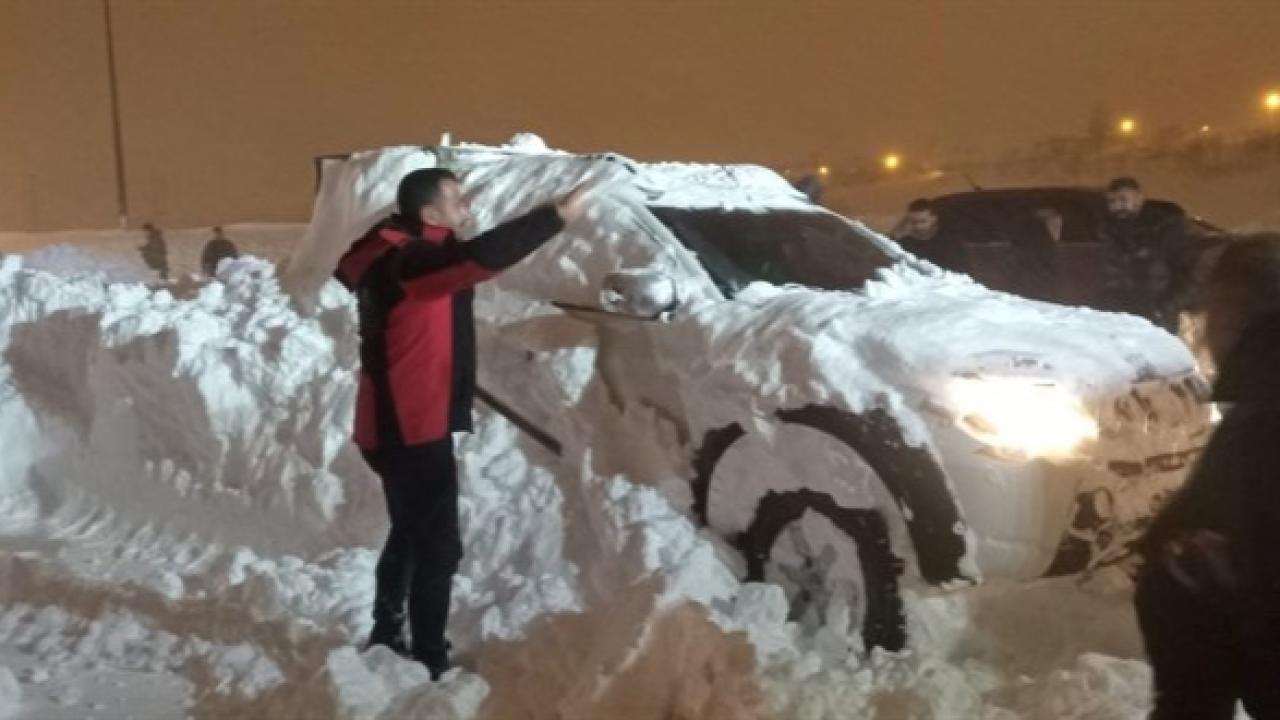 Bitlis’te çığ paniği: 3 araç kar altında kaldı