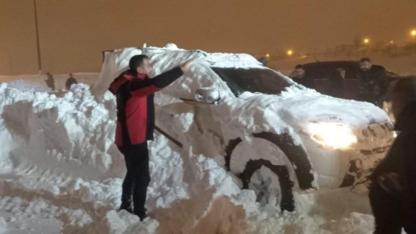 Bitlis’te çığ paniği: 3 araç kar altında kaldı