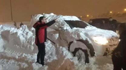 Bitlis’te çığ paniği: 3 araç kar altında kaldı