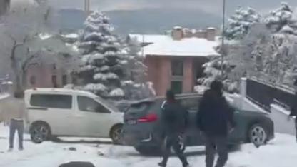 Bursa’da Kar Kazaya Yol Açtı: Otomobil Yayaların Üzerine Kaydı