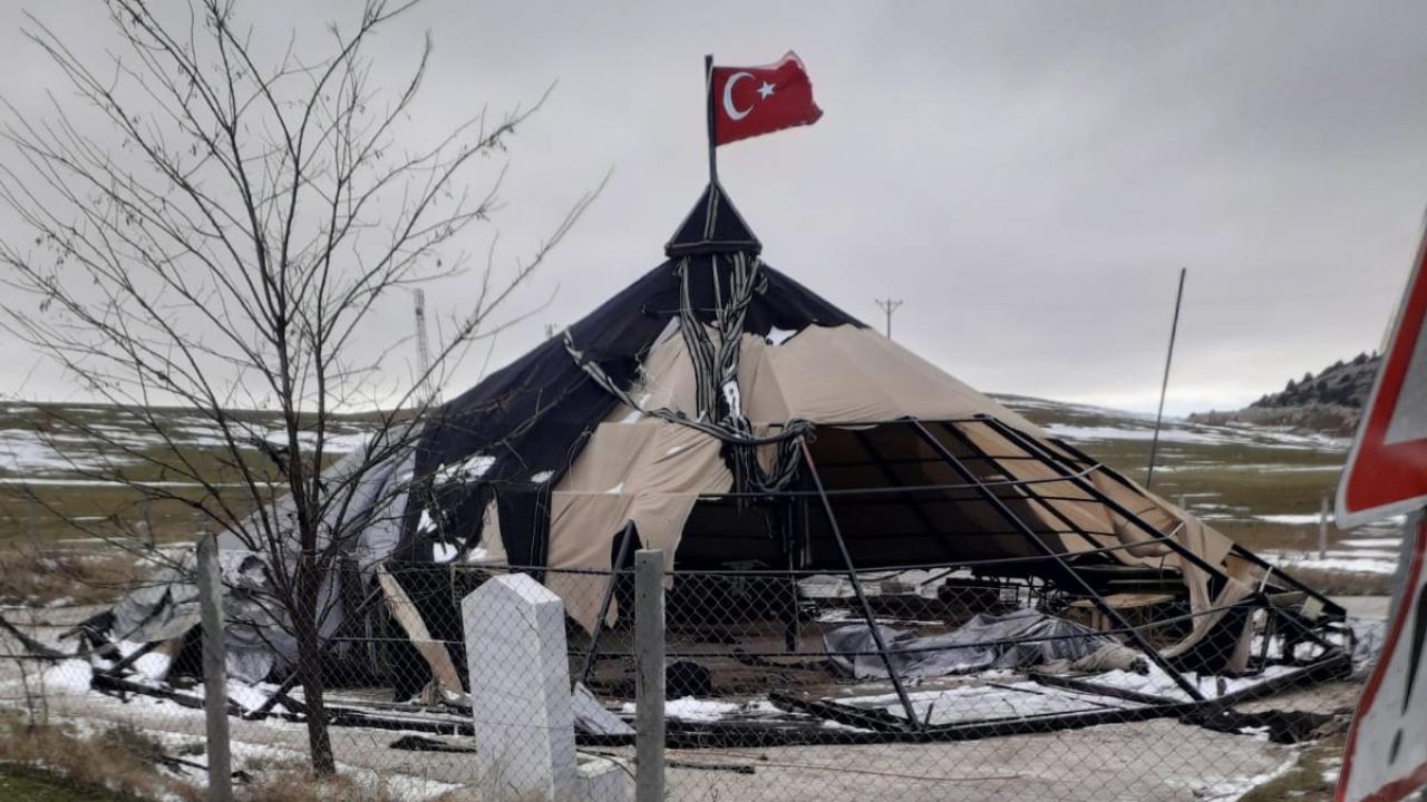 Cerit Yaylası’ndaki Çadır Salon Şiddetli Rüzgâra Dayanamadı