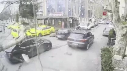 Çınar Ağacı Otomobilin Üzerine Devrildi