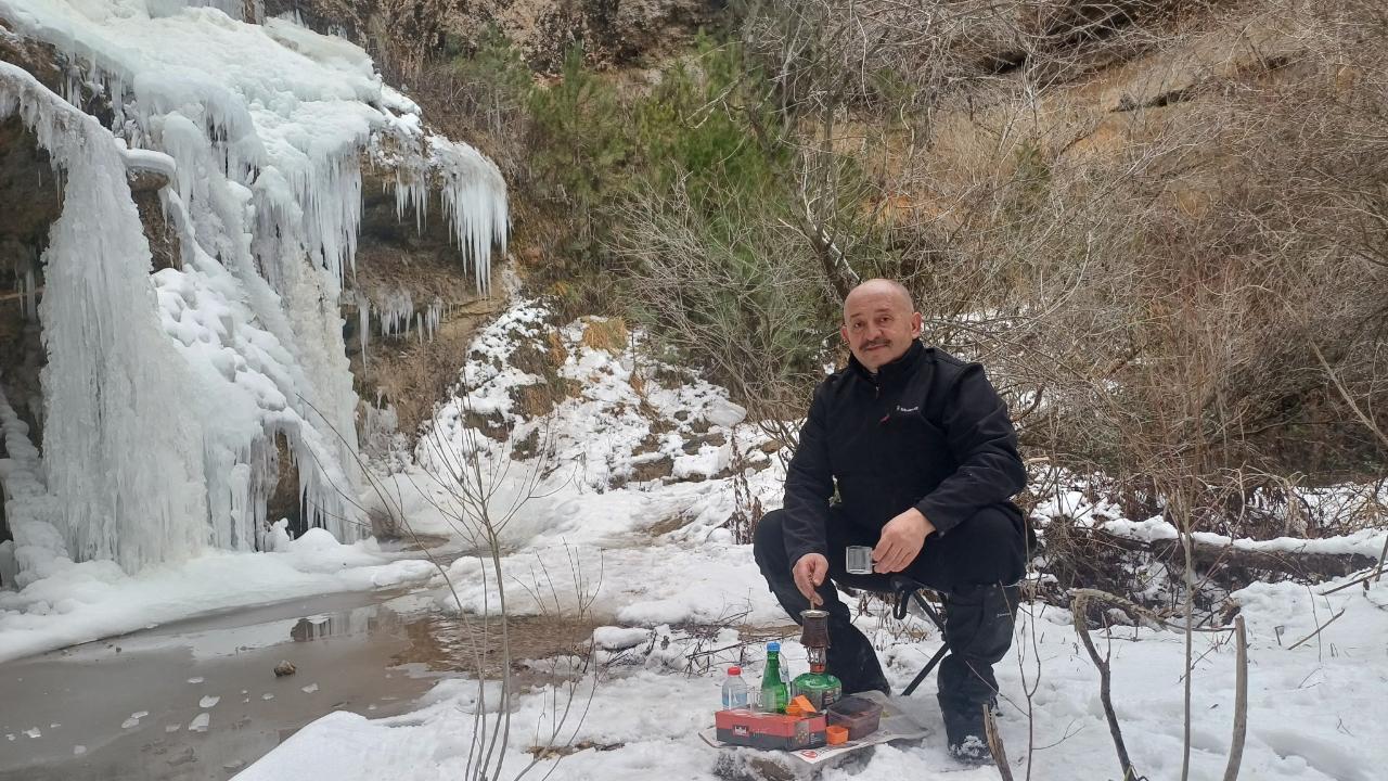 Donmuş Şelalede Fotoğraf Çekti, Kahvesini Yudumladı