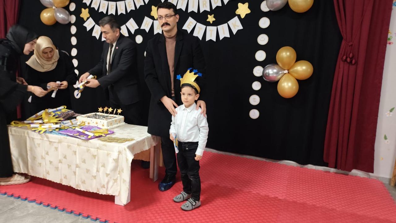 Emirdağ’da Minik Öğrencilerden Anlamlı Program: Kur’an Kursunda “Harfleri Bitirme ve Belge Töreni”