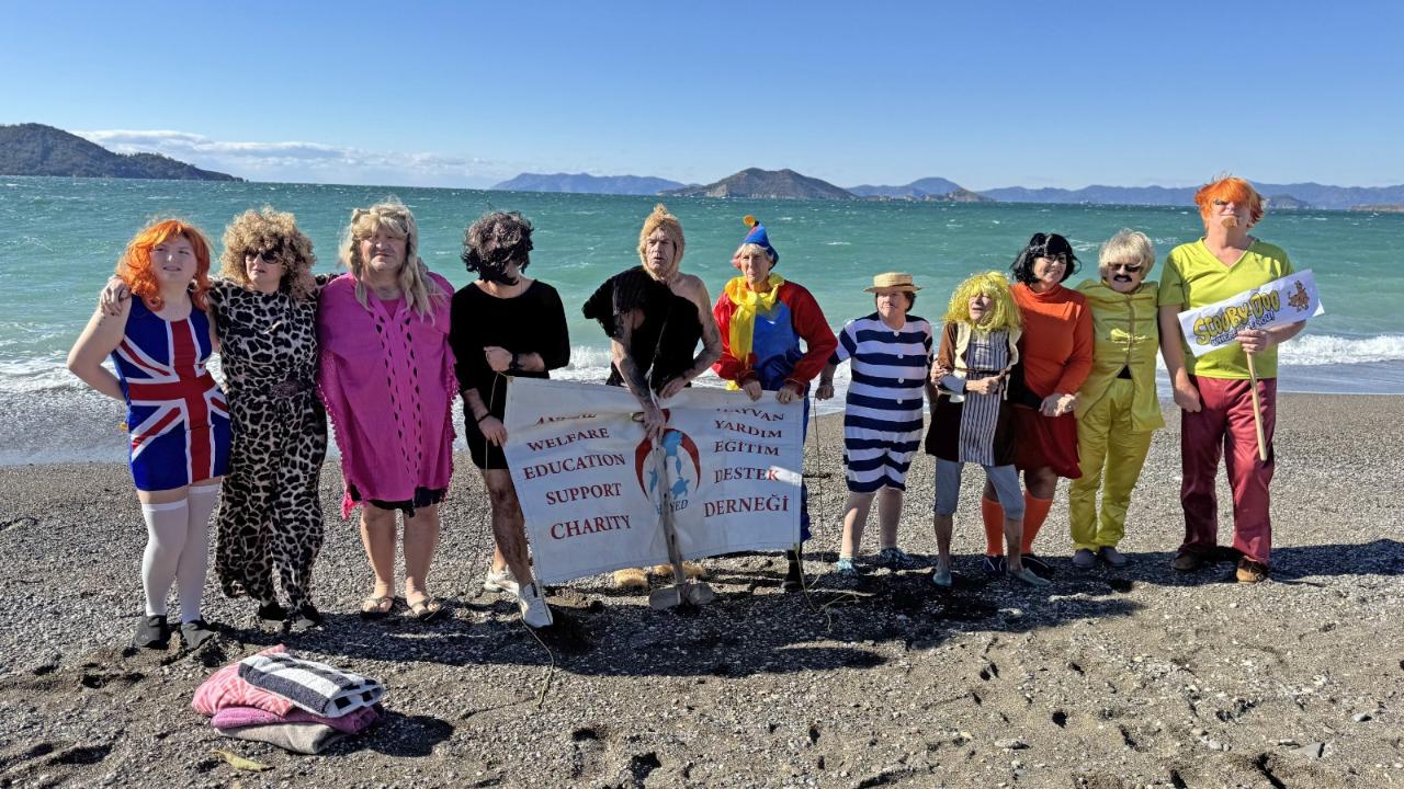 Fethiye'de Bir Grup, Yeni Yılın İlk Gününde Kostümleriyle Denize Girdi