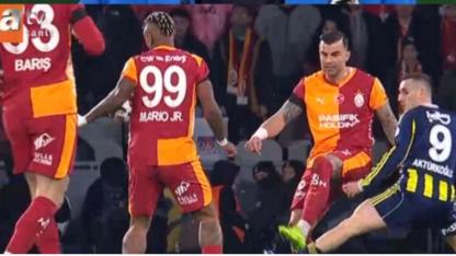 Galatasaray - Fenerbahçe maçında Lemina'nın pozisyonu penaltı mı? İşte hakem yorumları