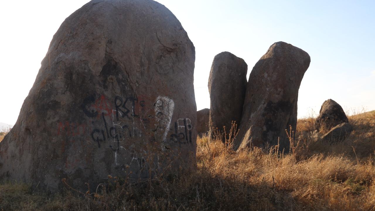 Hakikatten Kaçarken Taşa Çarpmak: Şahitler Kayasının Hikayesi
