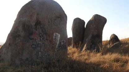 Hakikatten Kaçarken Taşa Çarpmak: Şahitler Kayasının Hikayesi