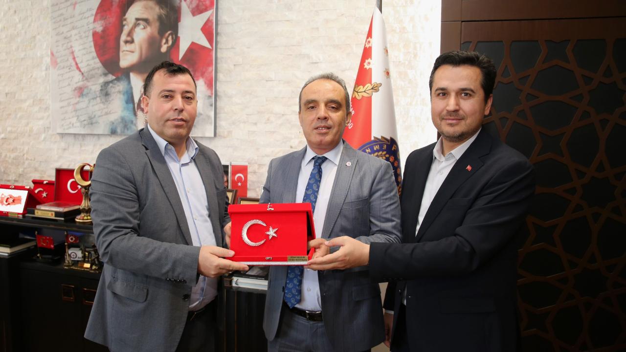 İhsaniye Ve Yaylabağı Heyeti, Müdür Erol'a Türk Bayrağı Hediye Etti