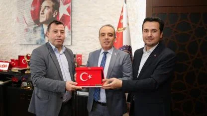 İhsaniye Ve Yaylabağı Heyeti, Müdür Erol'a Türk Bayrağı Hediye Etti