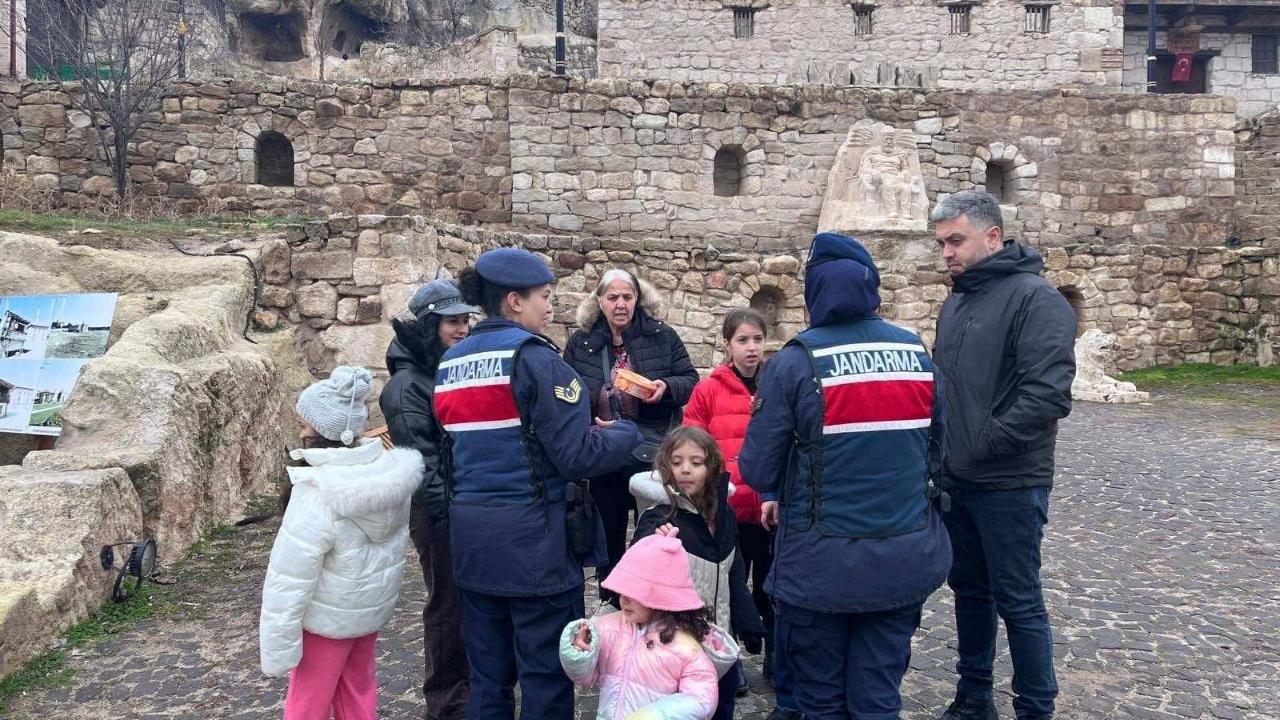 Jandarmadan İhsaniye’de “Kadına El Kalkamaz” ve KADES Bilgilendirmesi