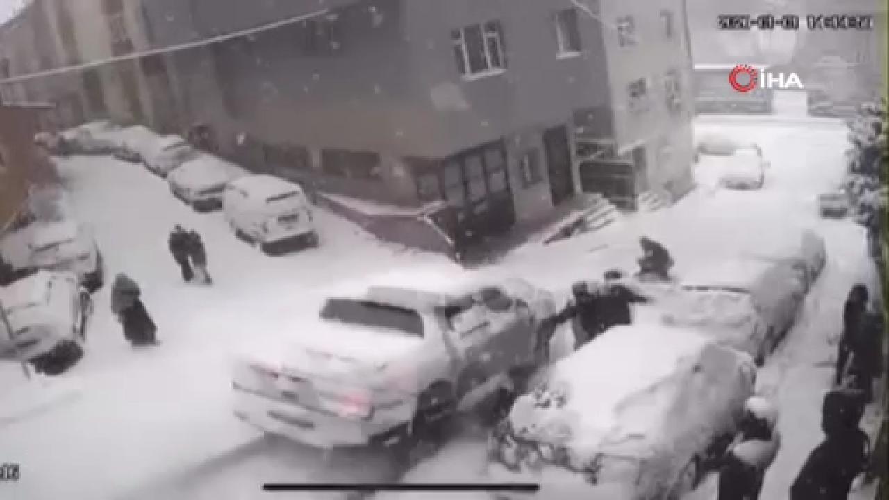 Kamyonet Kar Topu Oynayanlara Çarptı: 2 Çocuk Yaralandı