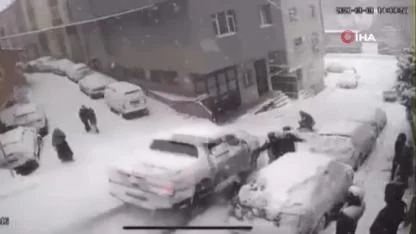 Kamyonet Kar Topu Oynayanlara Çarptı: 2 Çocuk Yaralandı