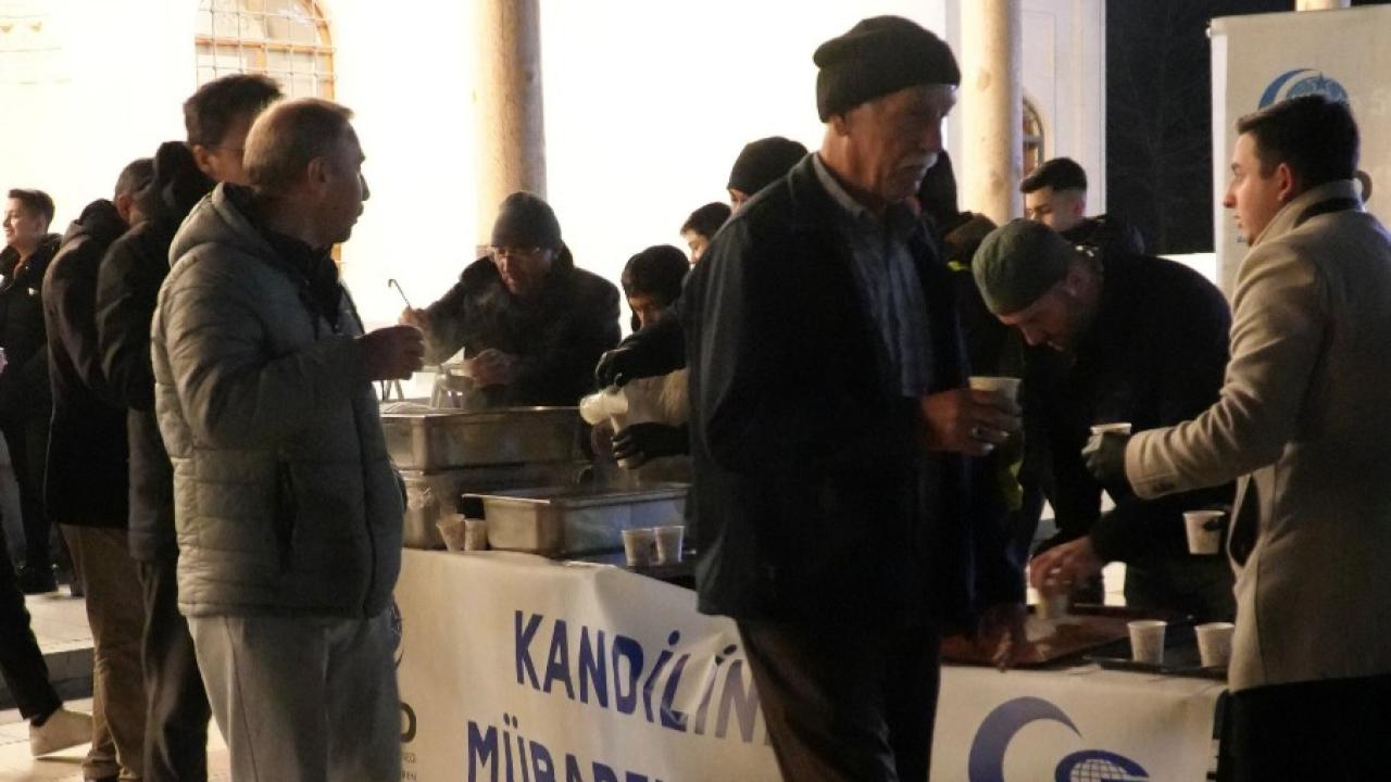 Kandil Gecesinde Ballı Süt Dağıttılar