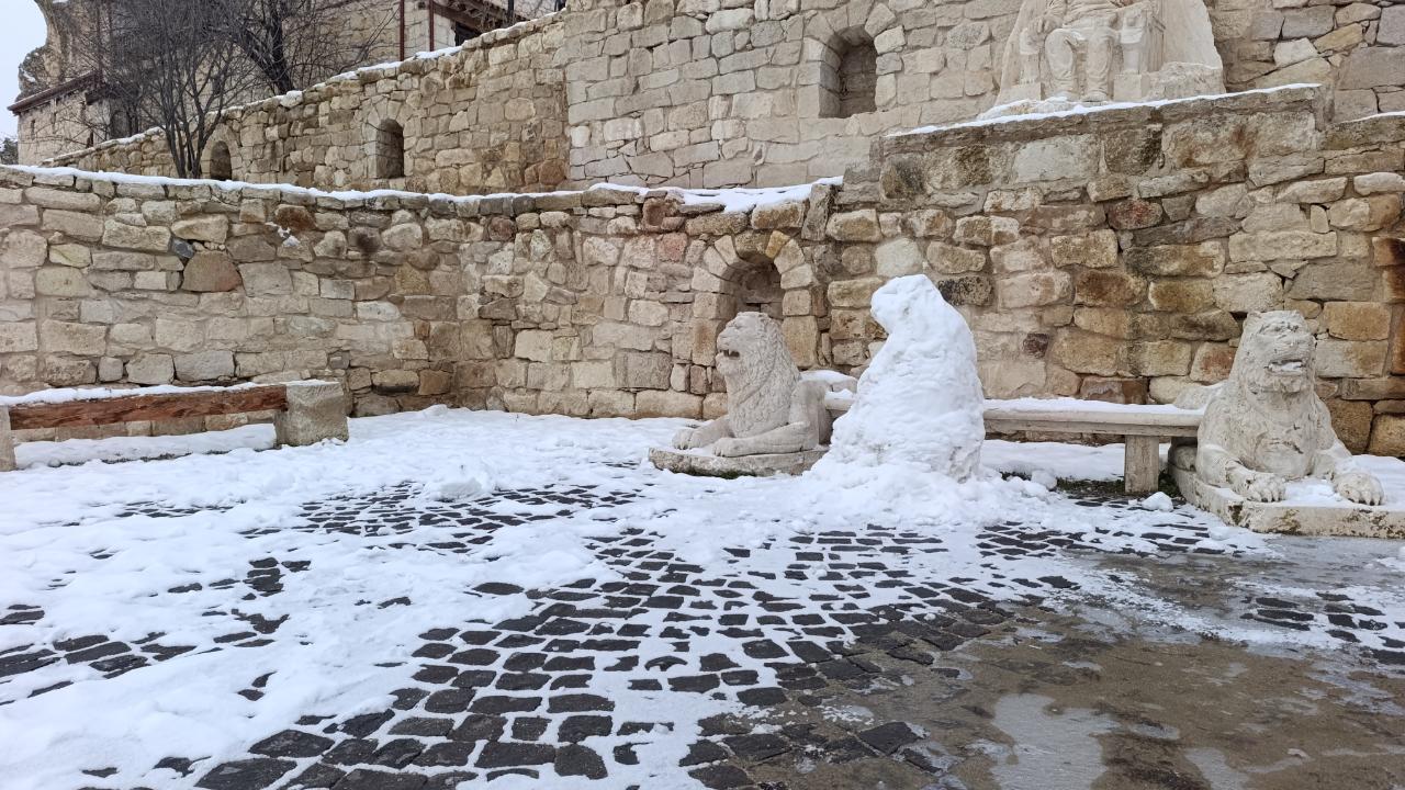 Kar Altındaki Frig Vadisi Seyrine Doyumsuz Bir Manzara Oluşturdu
