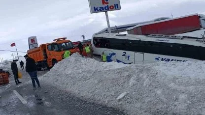 Kar Yağışı Beraberinde Kazayı Getirdi: Yolcu Otobüsü Direğe Çarparak Durabildi