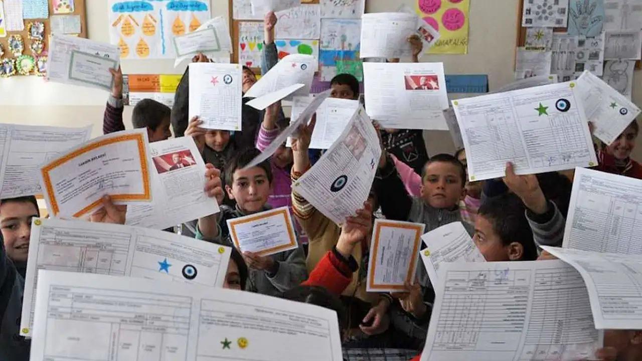 Karne Günü Ders Var mı? 16 Ocak 2026 Cuma Okullarda Ders İşlenecek mi, Saatler Nasıl Olacak?