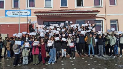 Karneyi alan şarkıyı söyledi, oyun oynadı