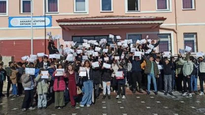 Karneyi alan şarkıyı söyledi, oyun oynadı