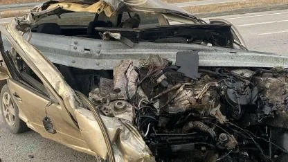 Kontrolden Çıkan Otomobil Direğe Çarptı, Araç Hurdaya Döndü