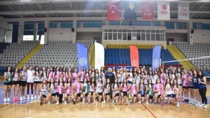 Küçük Kızlar Voleybol İl Birinciliği Nefes Kesen Finalle Sonuçlandı