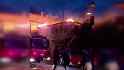 Lodosun etkisiyle alevler komşu binaya sıçradı: Balkondaki alevli eşyaları aşağı attı