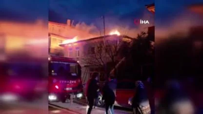 Lodosun etkisiyle alevler komşu binaya sıçradı: Balkondaki alevli eşyaları aşağı attı