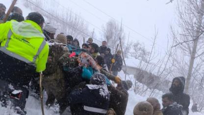 Mahalleye Çığ Düştü: 1 Kişi Kayıp, 22 Ev Boşaltıldı