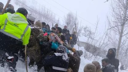 Mahalleye Çığ Düştü: 1 Kişi Kayıp, 22 Ev Boşaltıldı