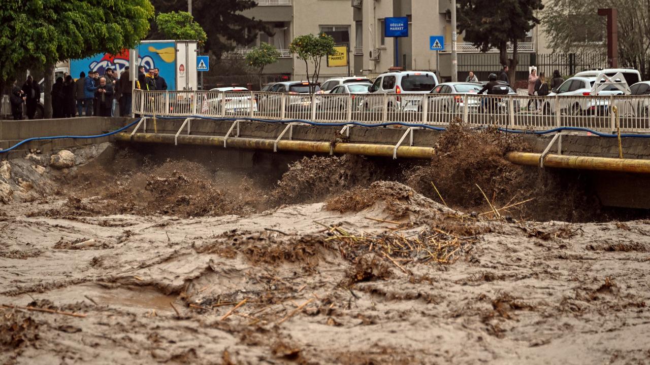Mersin'de sağanak hayatı felç etti! Yollar göle döndü, araçlar sürüklendi
