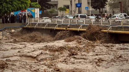 Mersin'de sağanak hayatı felç etti! Yollar göle döndü, araçlar sürüklendi
