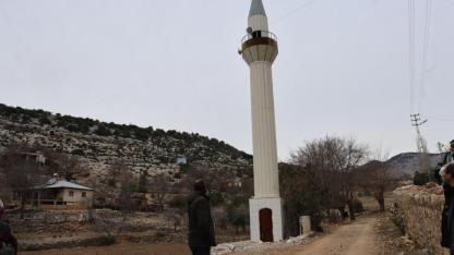 "Minare Var, İmam Var, Cemaat Var; Bi' Cami Eksik!"