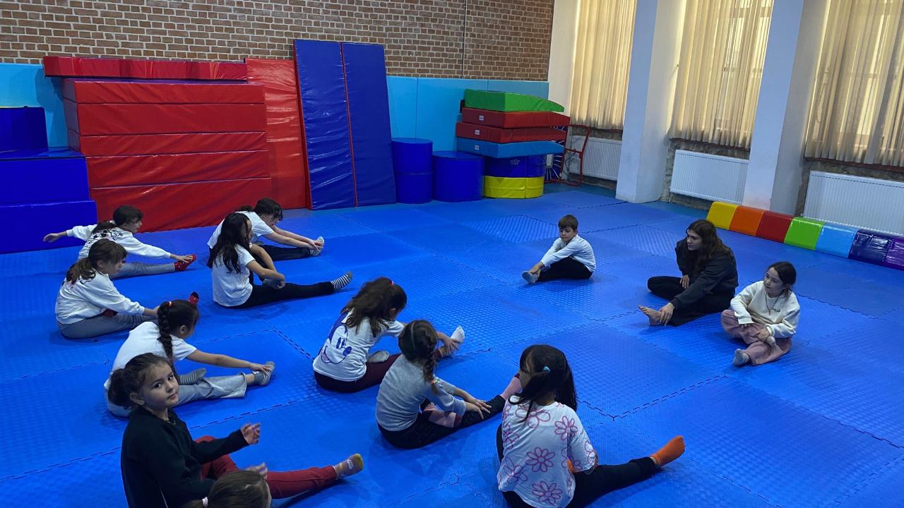 Minik Sporcular Cimnastik Çalışmaları Yapıyor