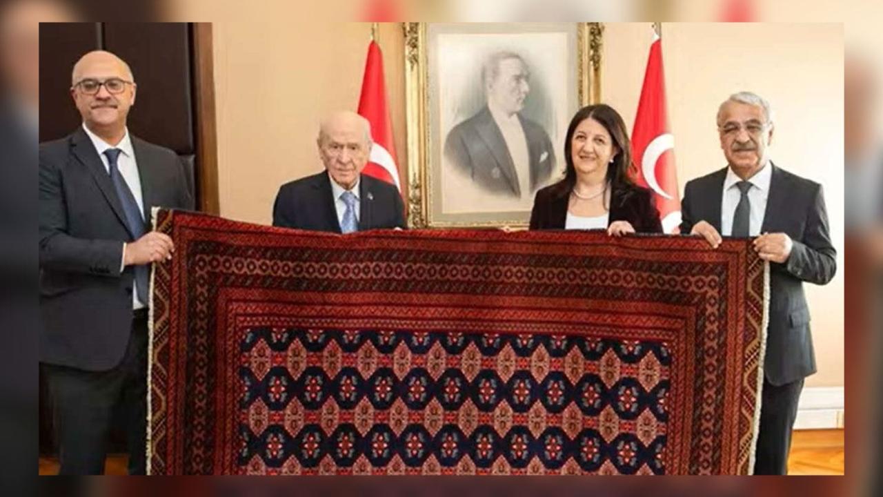 Öcalan Devlet Bahçeli’ye Barış ve Demokrasi Kilimi hediye etti
