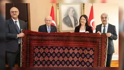 Öcalan Devlet Bahçeli’ye Barış ve Demokrasi Kilimi hediye etti