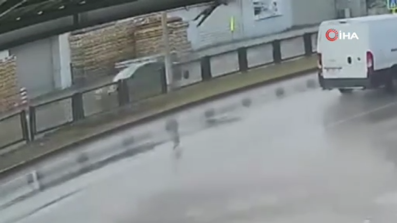 Otomobilin Çarpması İle Savrulan Adam Feci Şekilde Can Verdi